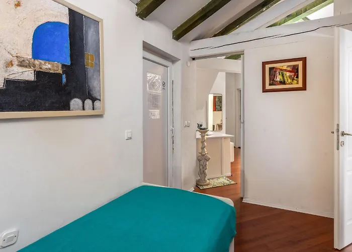 Apartment 2 Bedroom Cozy In